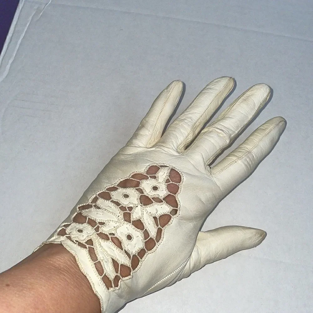 Vtg‎ cream colored leather gloves with lace detail